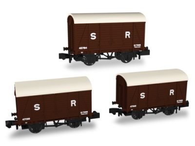 Rapido 942008 SR Livery N Gauge pre- 1936 10t Covered Van Pack 4